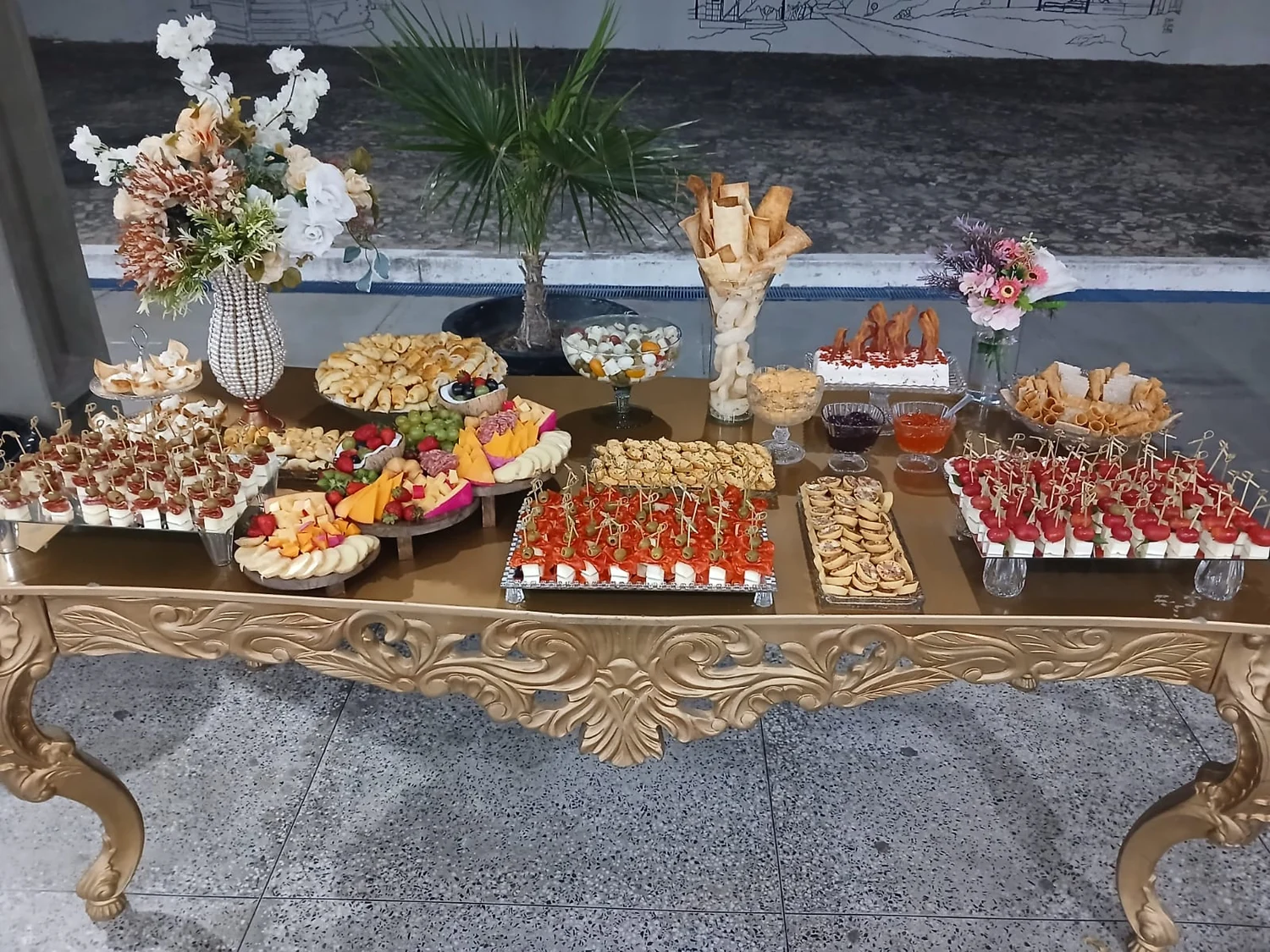 Mesa elegante preparada para uma recepção gastronômica
