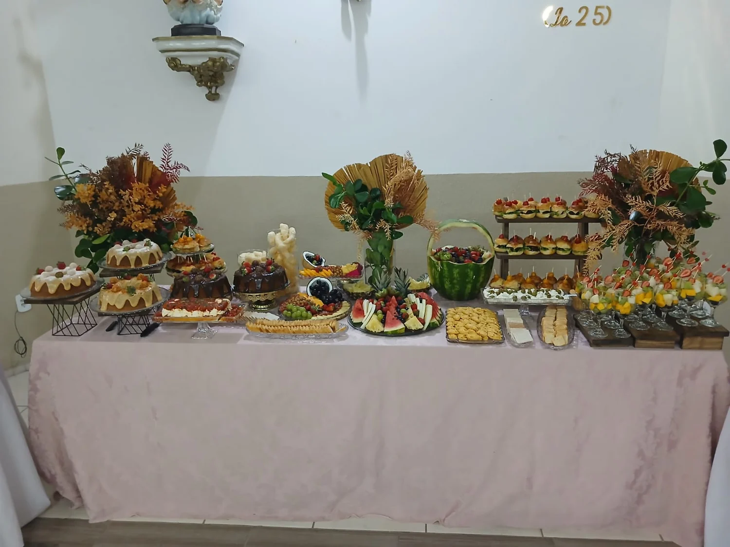 Mesa completa com apresentação gastronômica