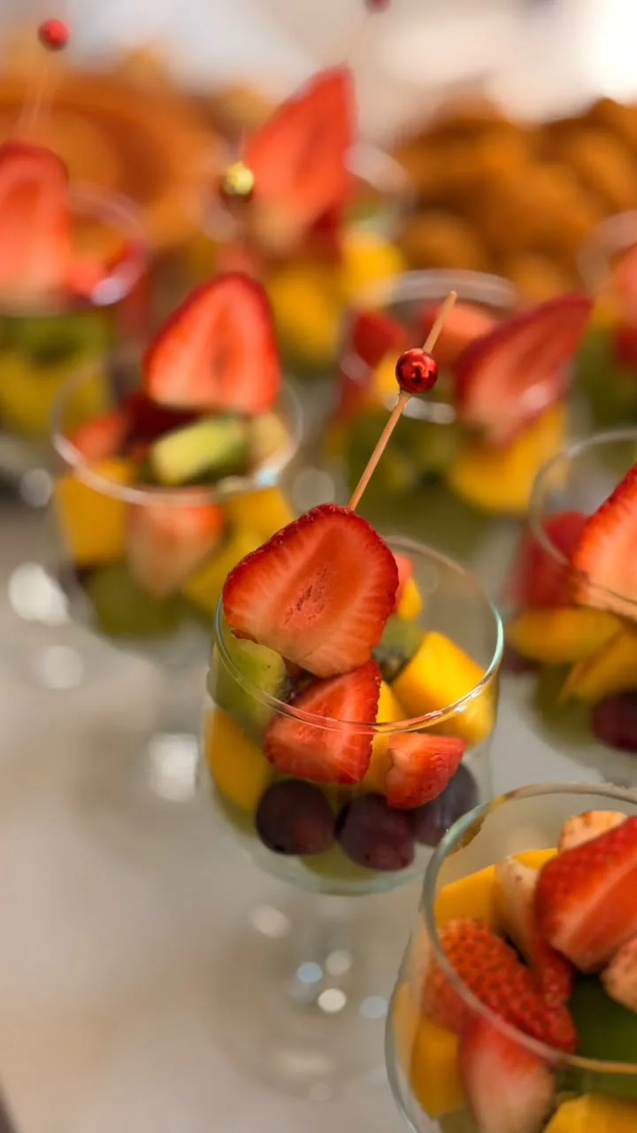 Taças de frutas frescas preparadas para uma recepção